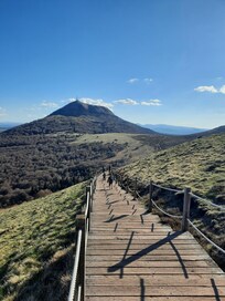 Redescente du Puy Pariou, vue sur le Puy de Dôme