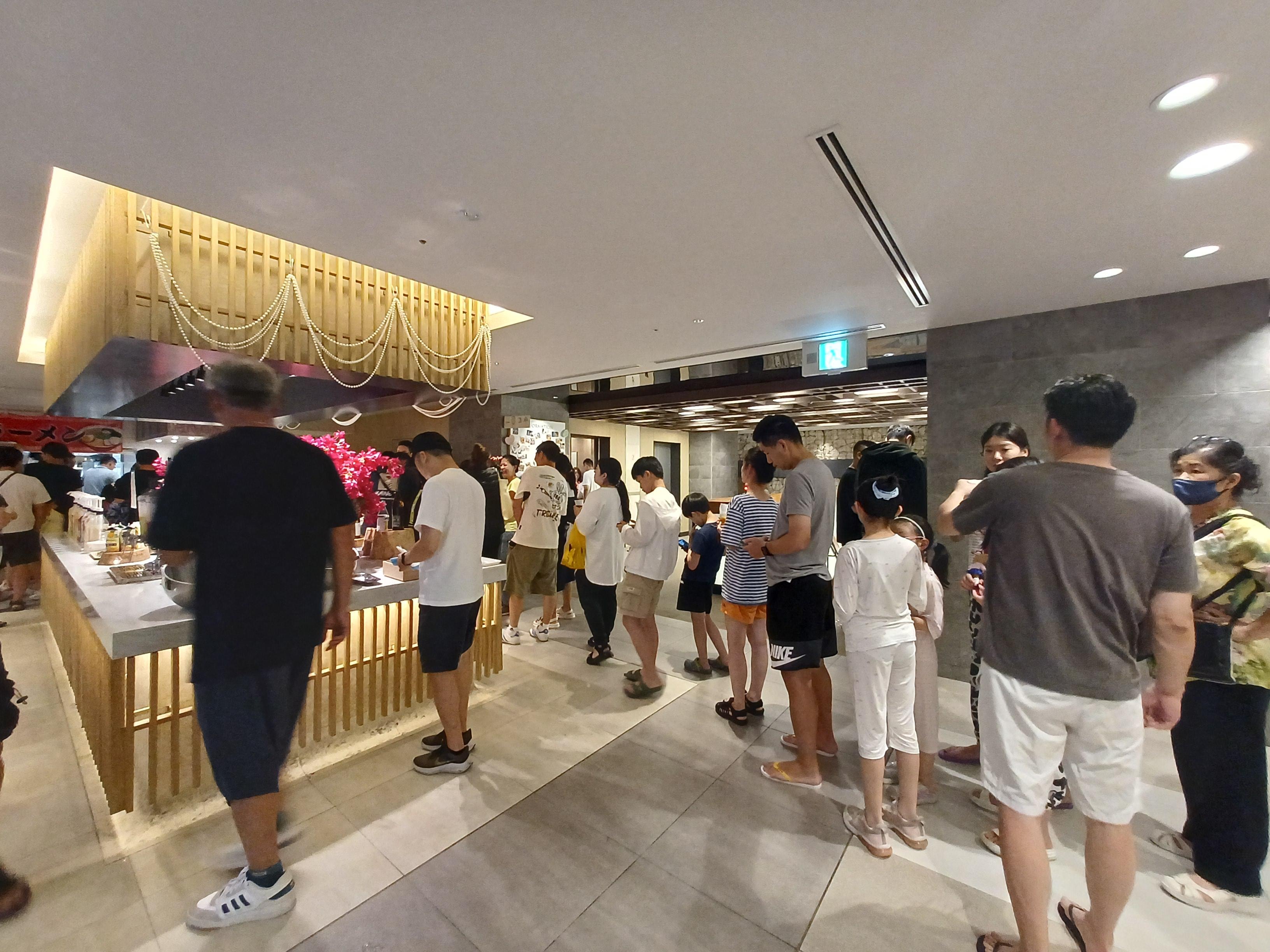 저녁 8시 30분에 제공되는 야식인 라면은 사람들이 많이 모이기 때문에 미리 미리 식당에서 자리를 잡아야 합니다. 3일 동안 매일 다른 종류의 라면을 먹었는데 다 맛있었습니다.