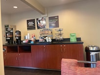 It was nobody at the reception when we came it was about 10:30pm. It’s not breakfast it’s just muffins and coffe. Very disappointed especially with the cleaning the all building smell so bad and the room worse. Is dirty all over you walk