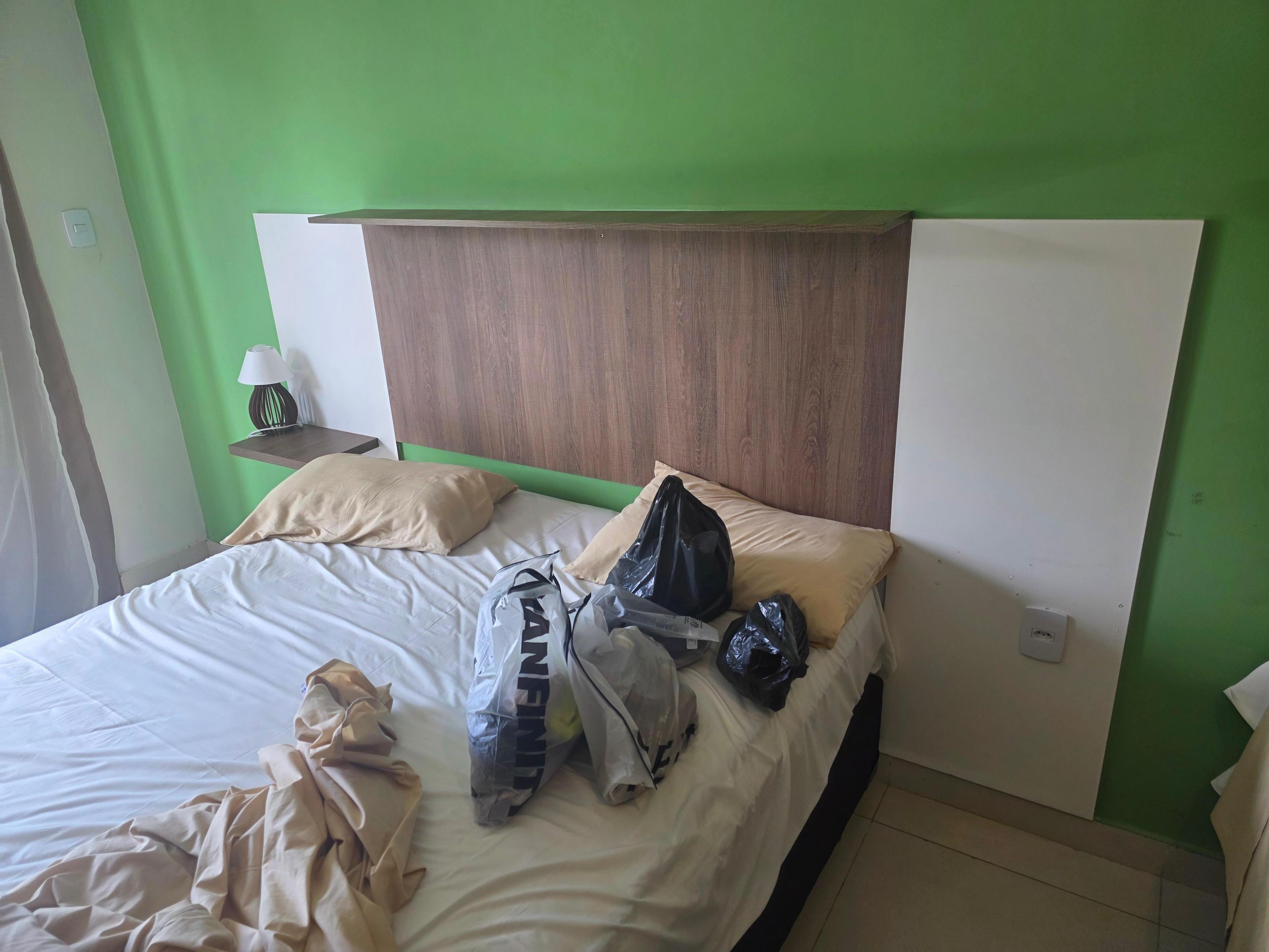 apenas uma lado com apoio do lado da cama, outro lado foi retirado, com os furos amostra.