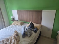 apenas uma lado com apoio do lado da cama, outro lado foi retirado, com os furos amostra.