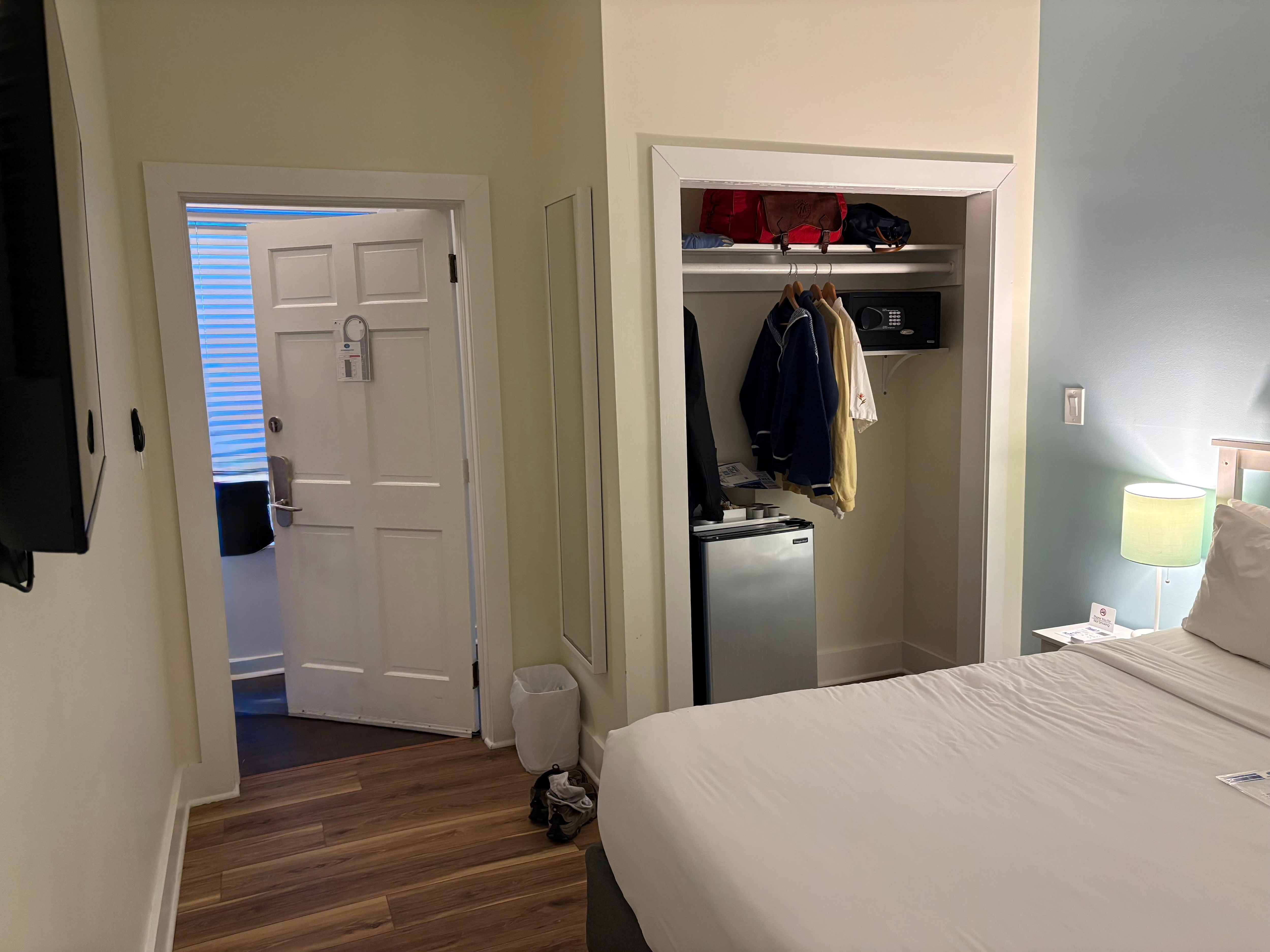 Had only 4 hangers in the closet/ kitchen 