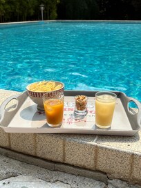 Petit apéro près de la piscine 👌