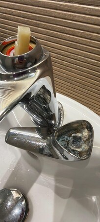 torneira quebrada, o quarto não deveria ser liberado, pois já estava danificada