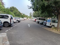Petit parking à 250 m de l immeuble