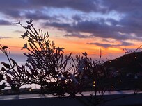 Zonsondergang naast het zwembad.