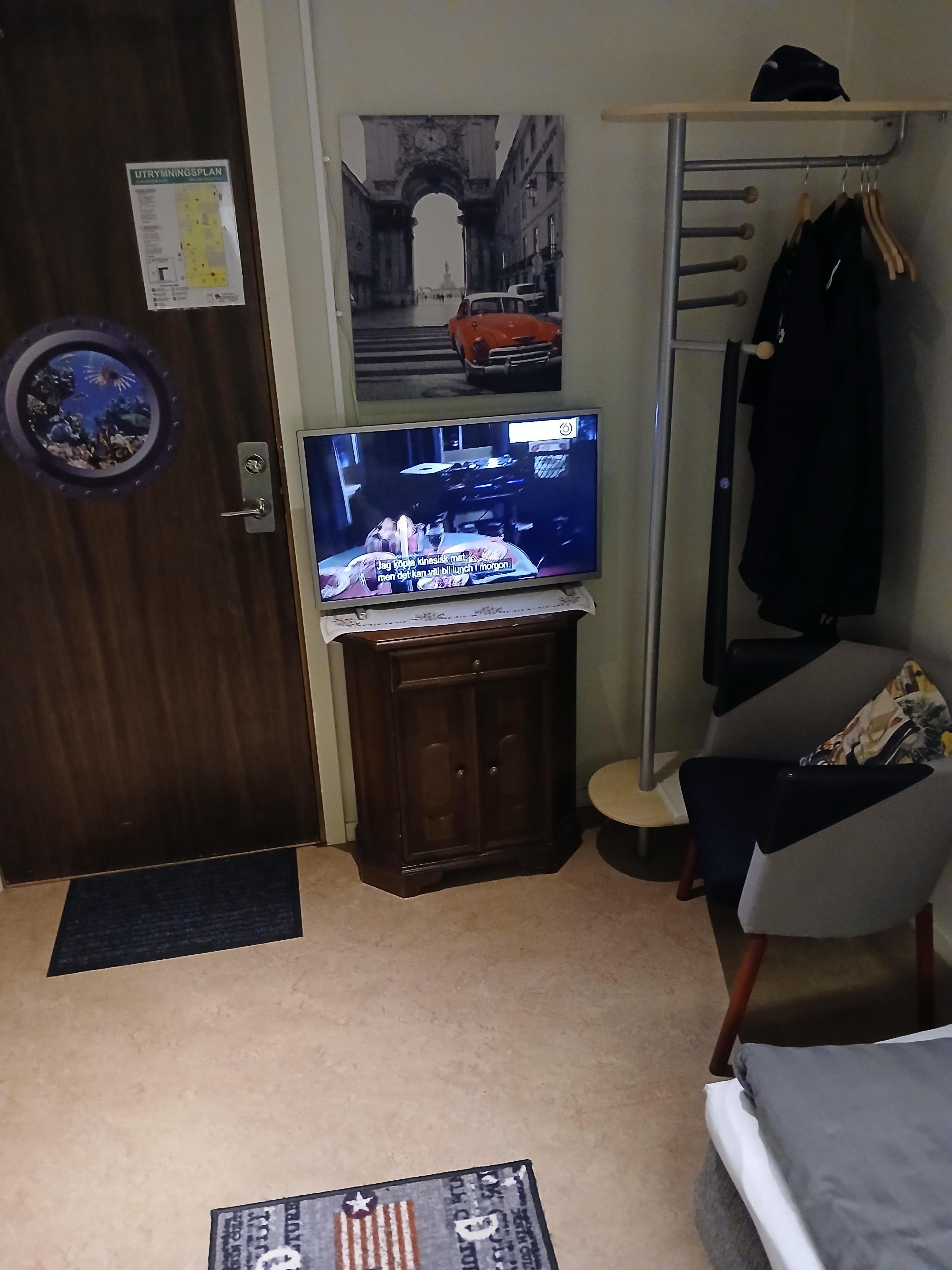 Rummet är mysigt, det finns allt för att må bra.
