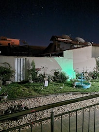 Foto noturna do jardim interno