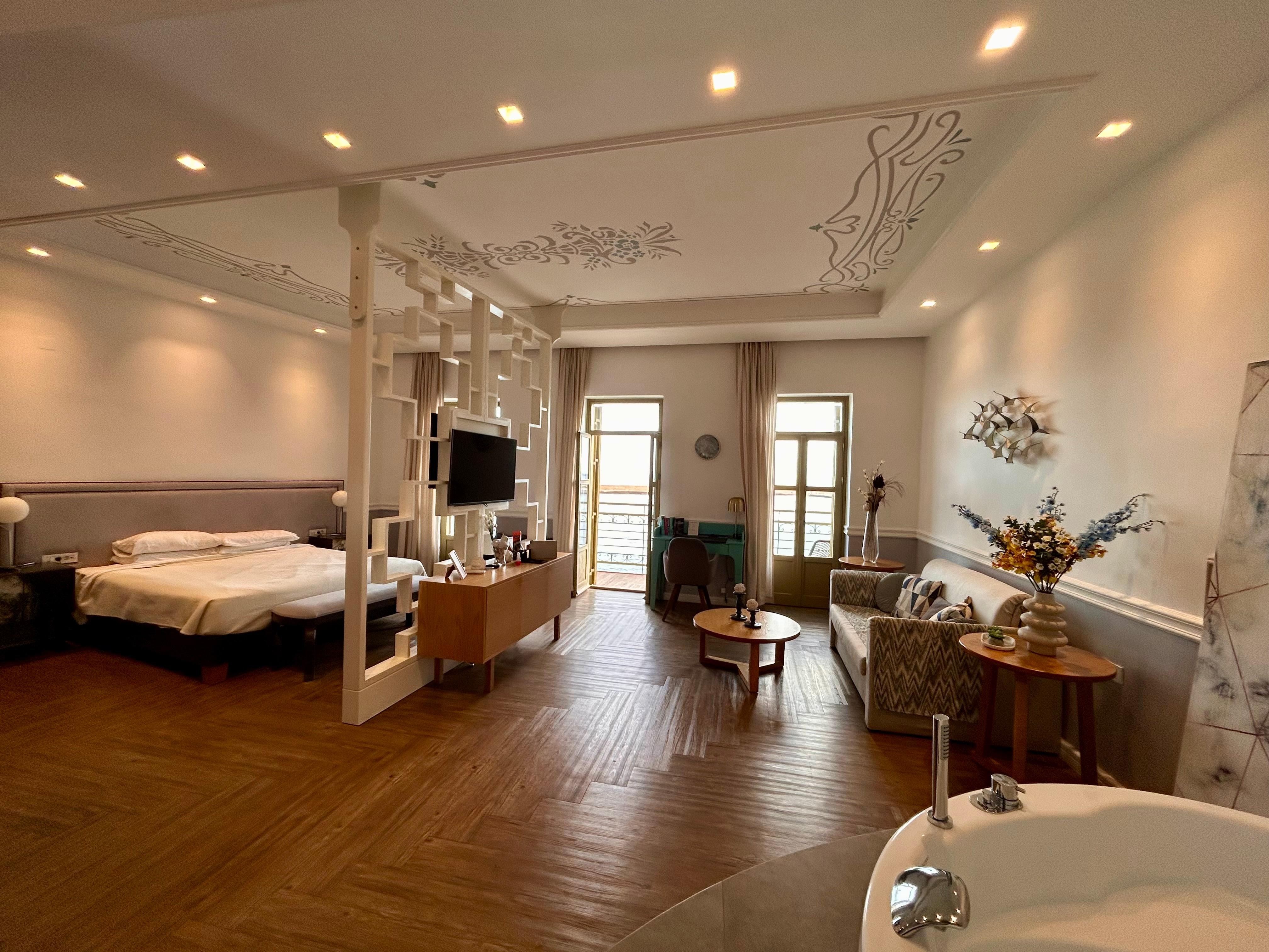 One bedroom king suite, very spacious. Comfortable bed! 