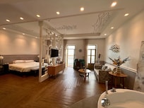 One bedroom king suite, very spacious. Comfortable bed!