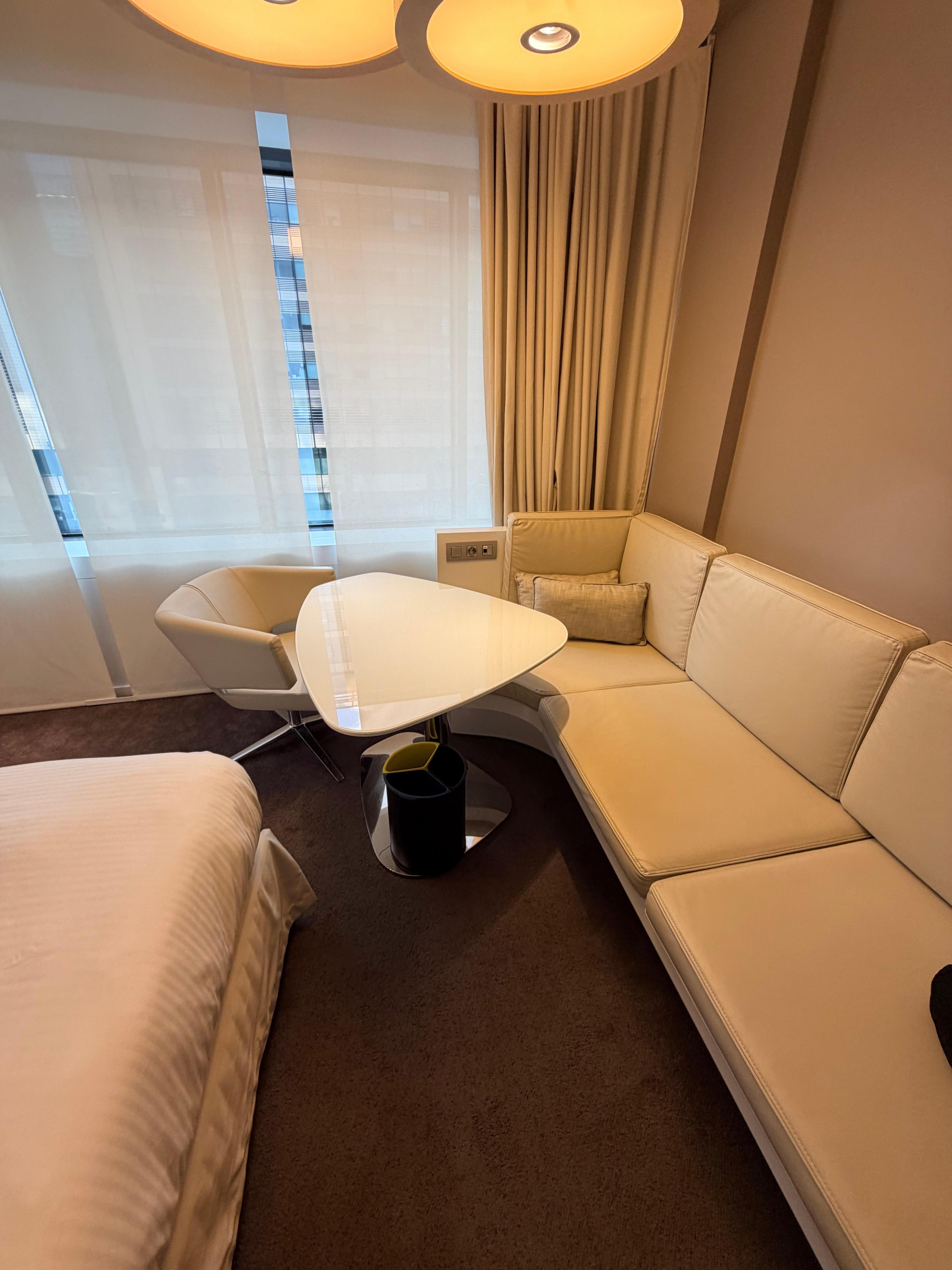 この長いソファは何かと便利でした。