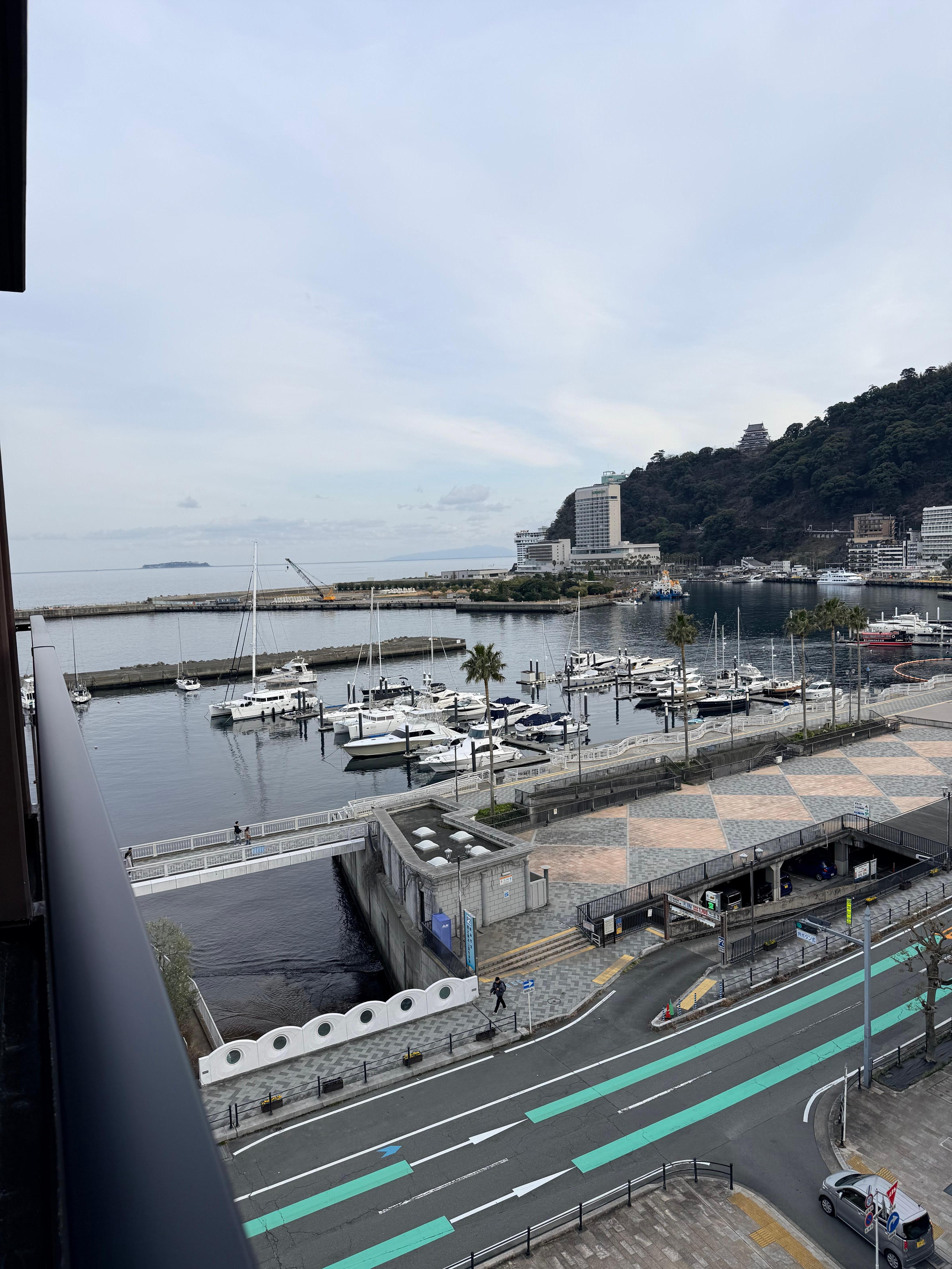 川側の部屋のベランダからも海が見える