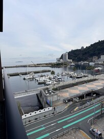 川側の部屋のベランダからも海が見える