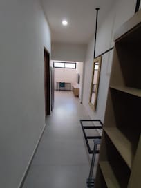 Pasillo amplio con vestidor y plancha para ropa