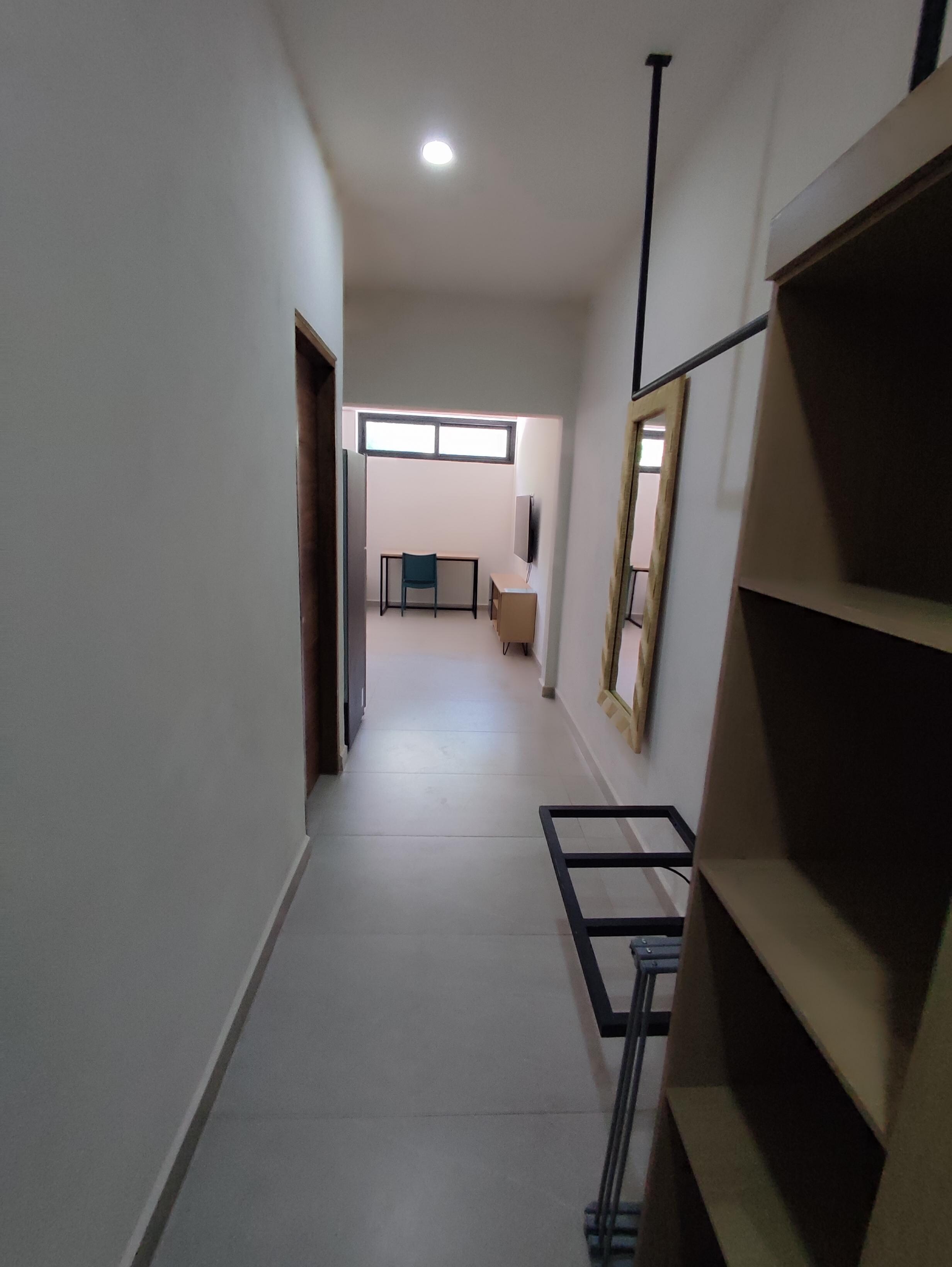 Pasillo amplio con vestidor y plancha para ropa 