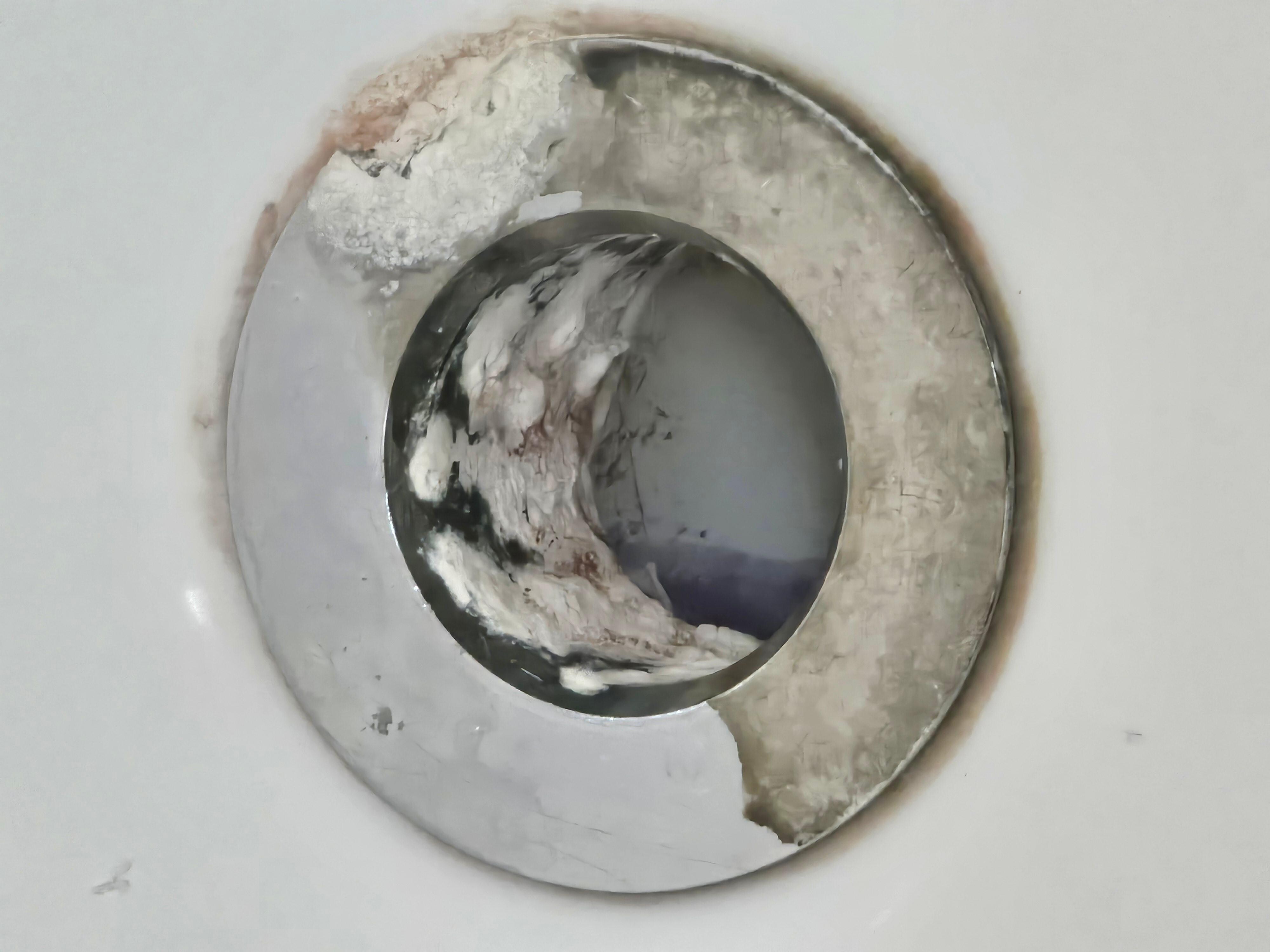 Bathtub drain with no stopper