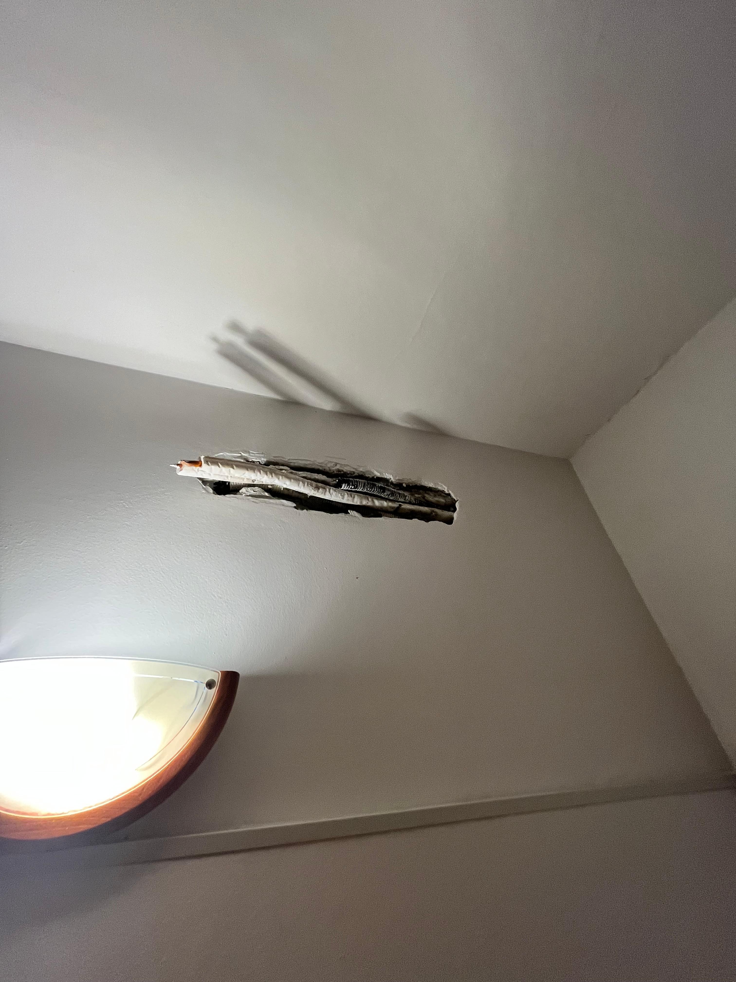 La deuxième chambre qui a les câbles mais pas de chauffage 