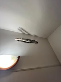 La deuxième chambre qui a les câbles mais pas de chauffage