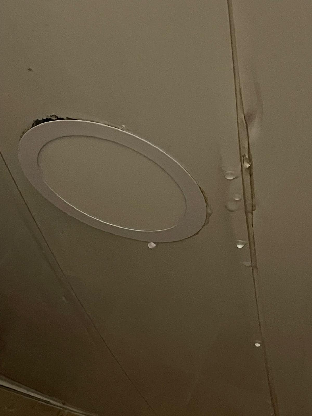 Plafón del baño estaba lleno de agua