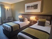 Quarto grande , muito silencioso, próximo a ônibus e metrô, o que é fundamental em Londres, seguro para chegar.
banheiro com bancada grande ,o que faço questao, e grande para padrões de Londres, recomendó, fiquei 13 días.