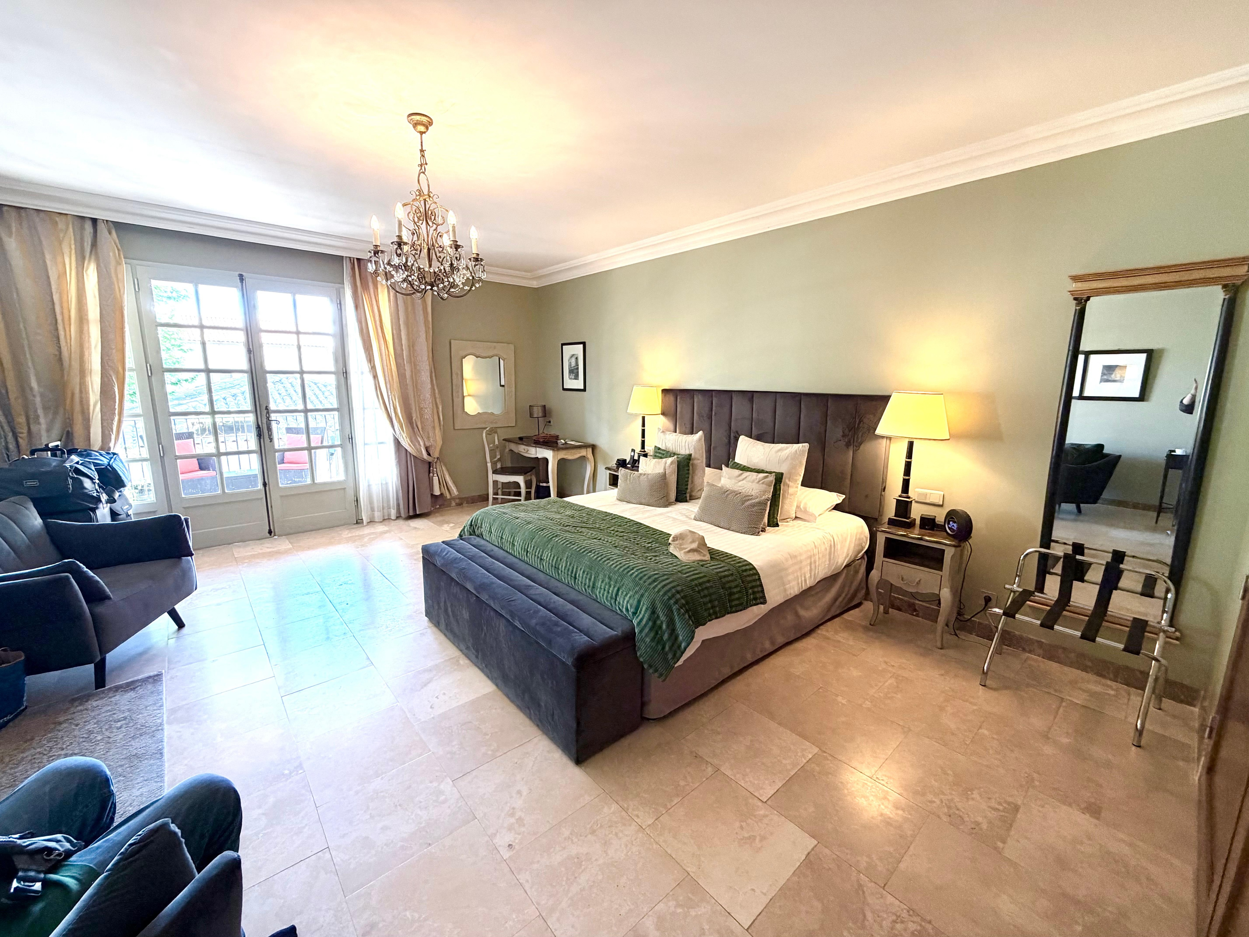 Elegant, spacious room