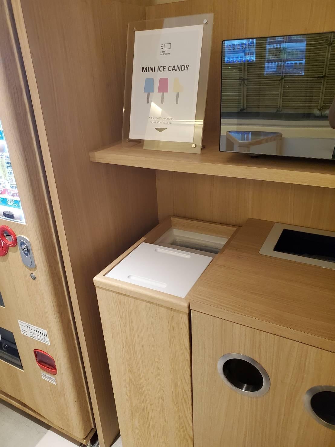 大浴場入口の休憩スペースにある無料アイスキャンディの冷蔵庫