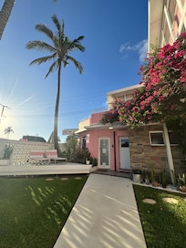 Other side of the breeze block fencing is a cute & well maintained courtyard.