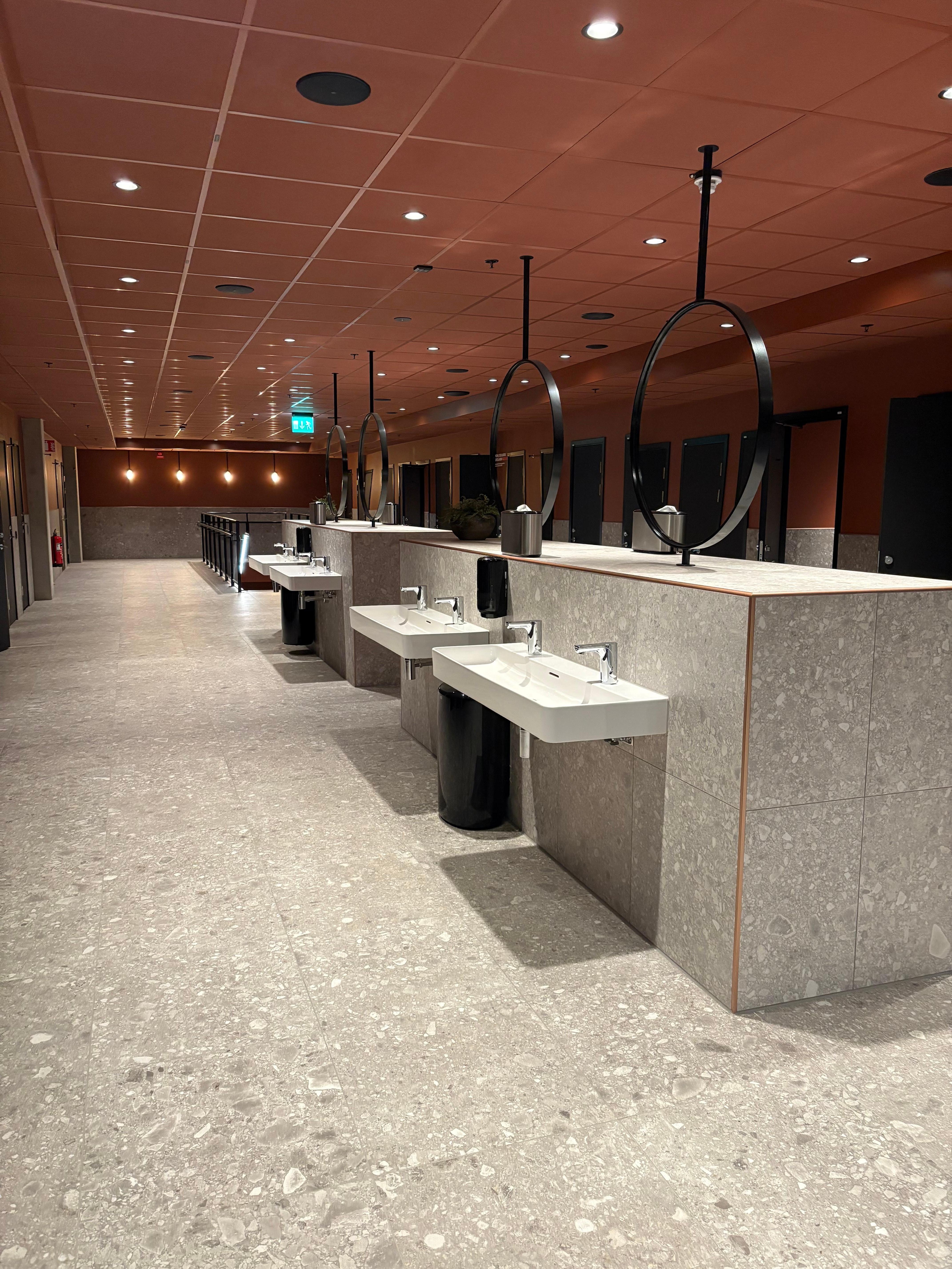 Resteooms utan köer i konferensdelen