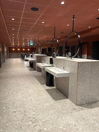 Resteooms utan köer i konferensdelen