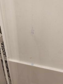 Encore l'une des tâches, il y en a de partout, sur tout les murs, chambre ET salle de bain