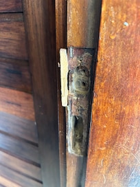 Porta com fechadura quebrada