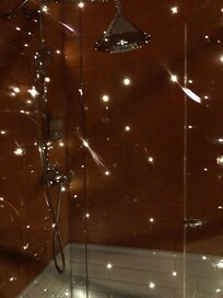 Ruime douche met duurzame en sfeervolle led-verlichting.