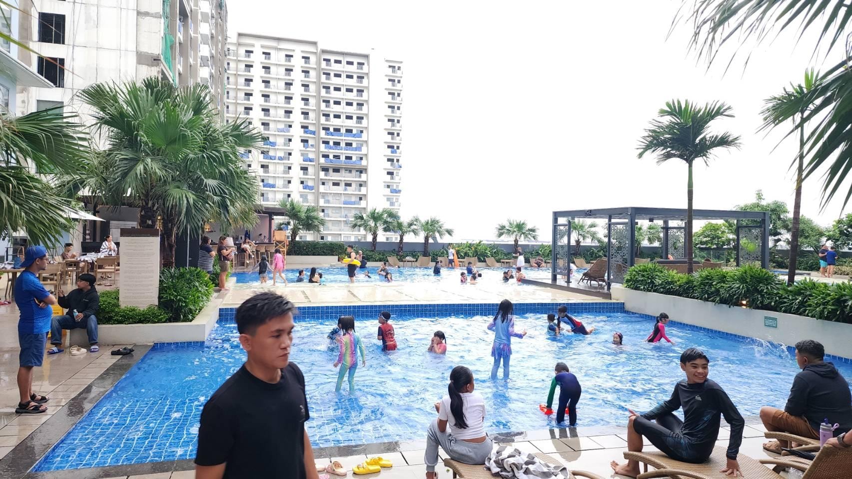 遊泳池還有救生員