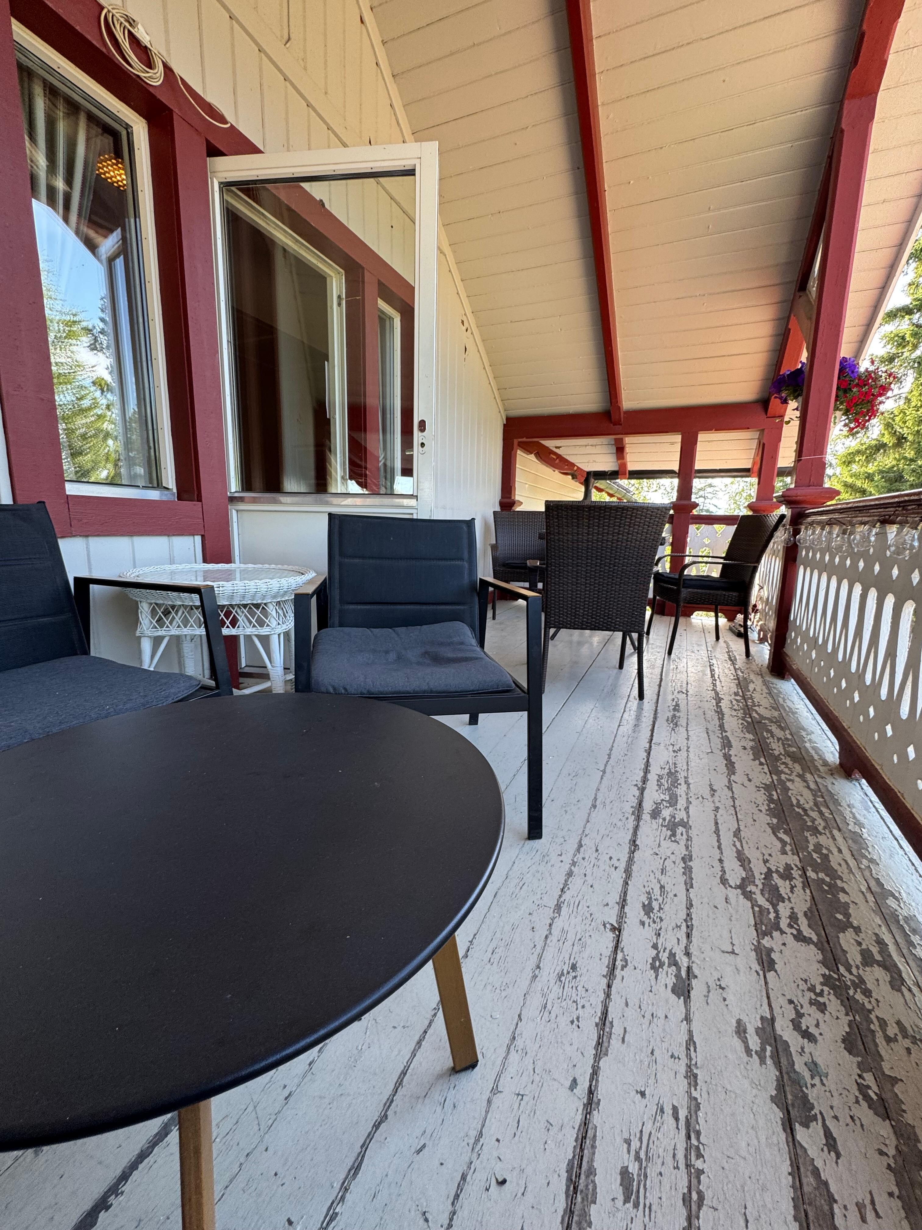 Second-floor balcony 