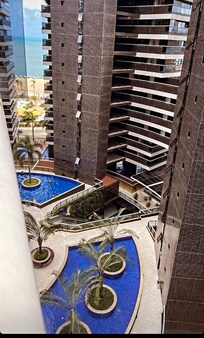 Vista perfeita da área da piscina