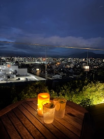 ホテル屋上は展望フロアになっていて、お酒も飲めます。