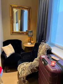 A cozy sitting area.