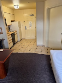 Full kitchen is great to have