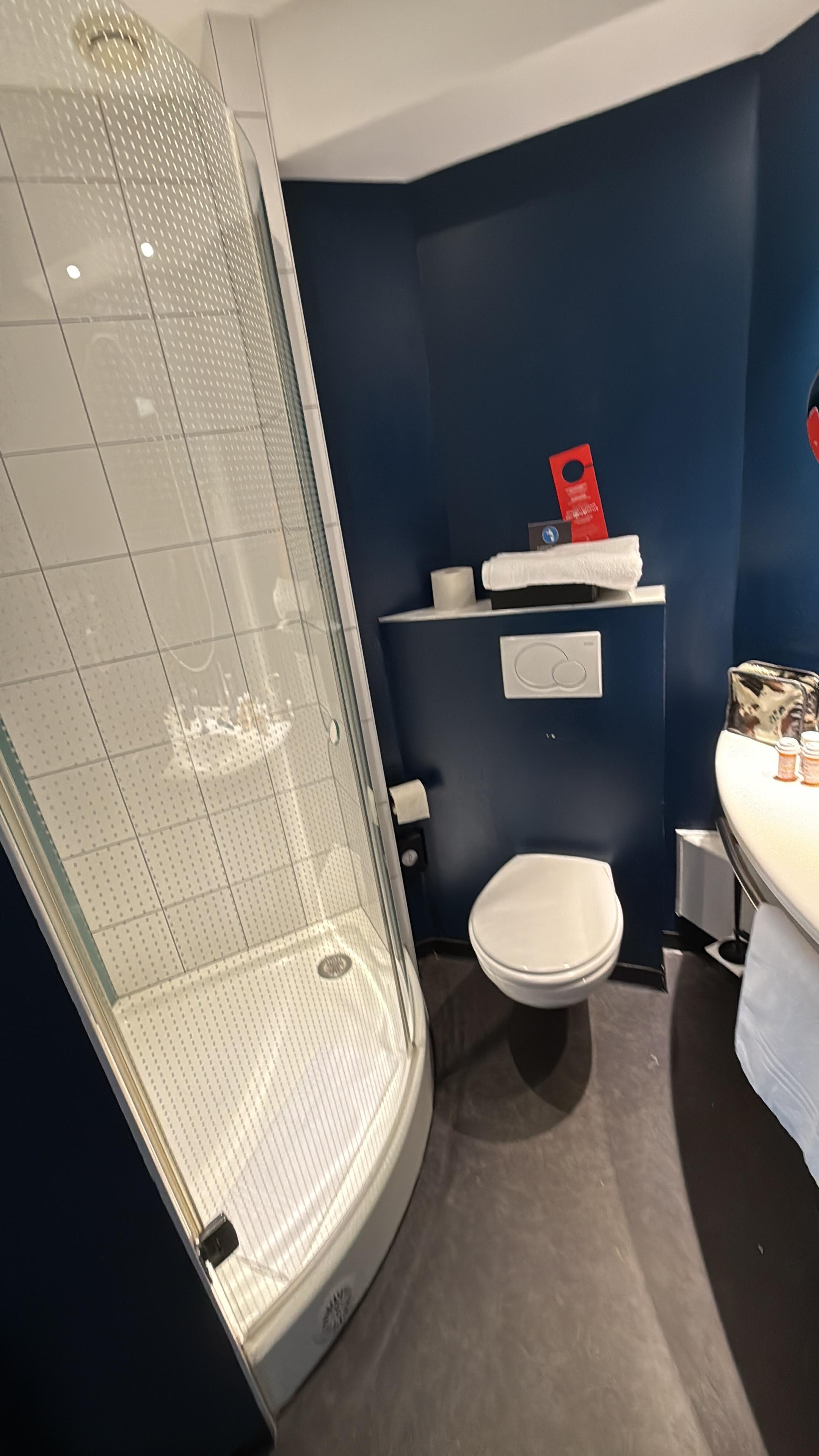 Clean & tidy bathroom 