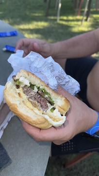 Lanche com pão de brioche e hambúrguer artesanal maravilhoso
