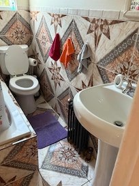 Bathroom was a mess mirror was broken and lights missing from top staining all in tub and mats