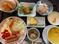 洋朝食…作り置きの硬い目玉焼き 粉のスープだろうと思われるコーンスープ 水っぽいサラダ パンにはマーガリン(私はこれが特に嫌)