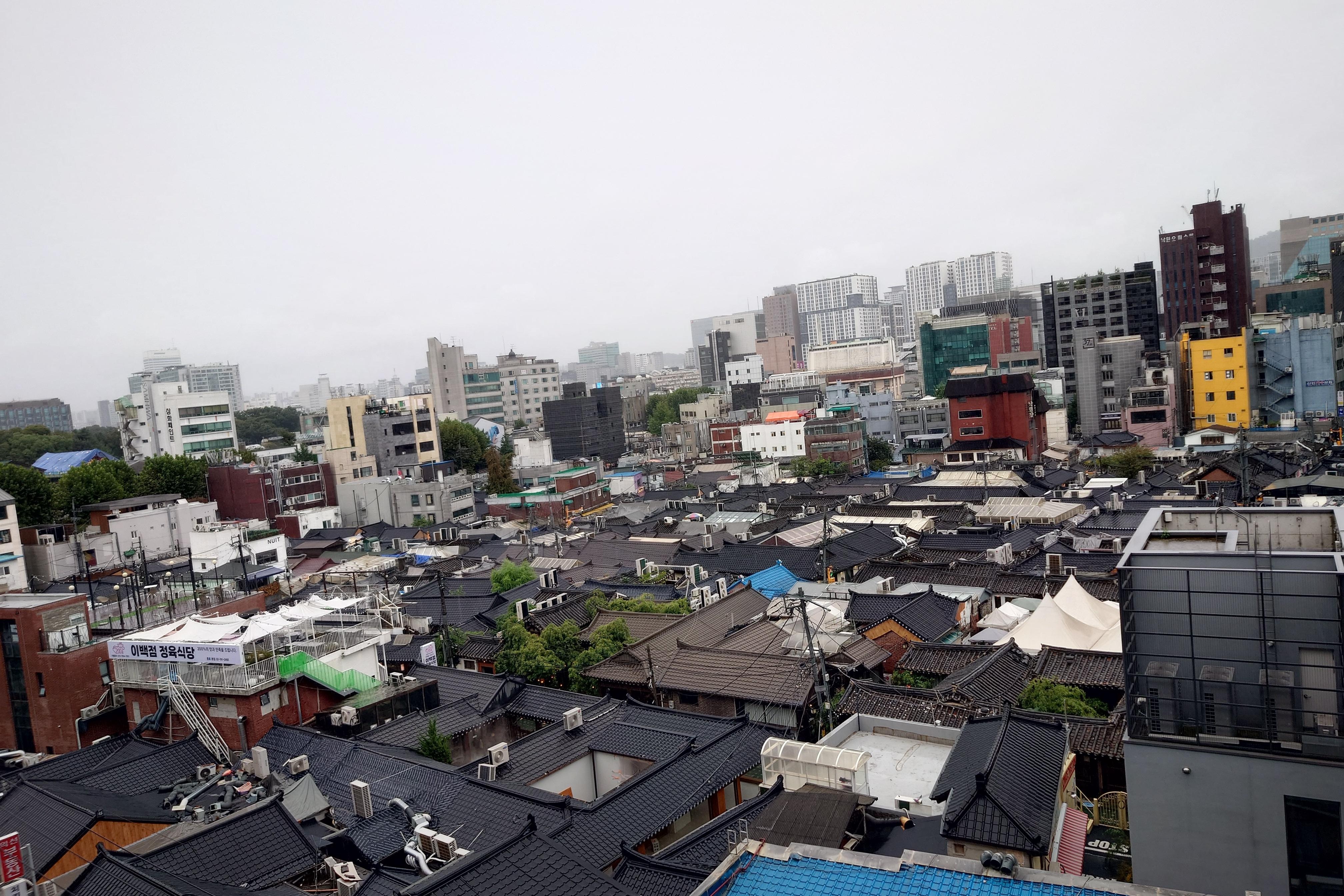 韓屋通りが見えます