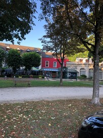 Voorzijde park kant hotel