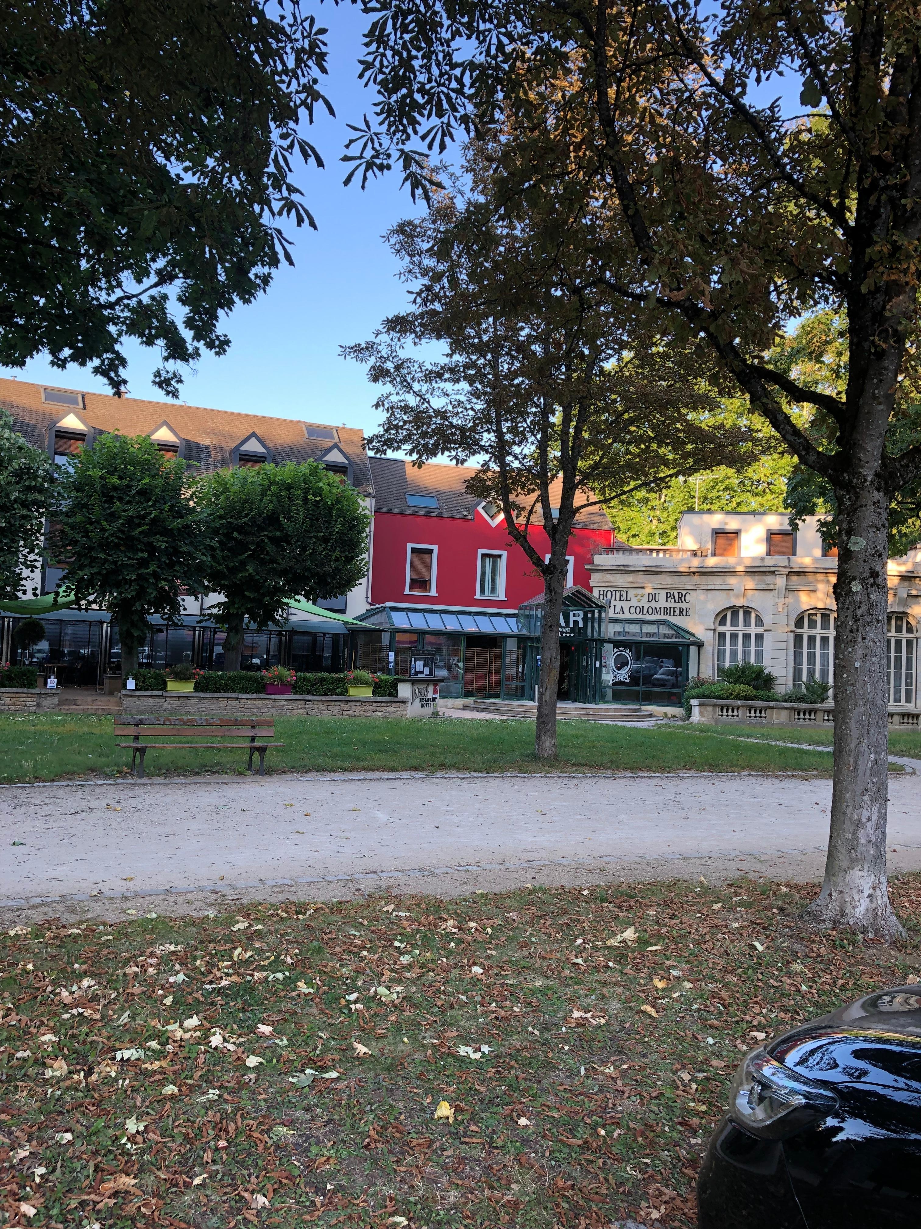 Voorzijde park kant hotel