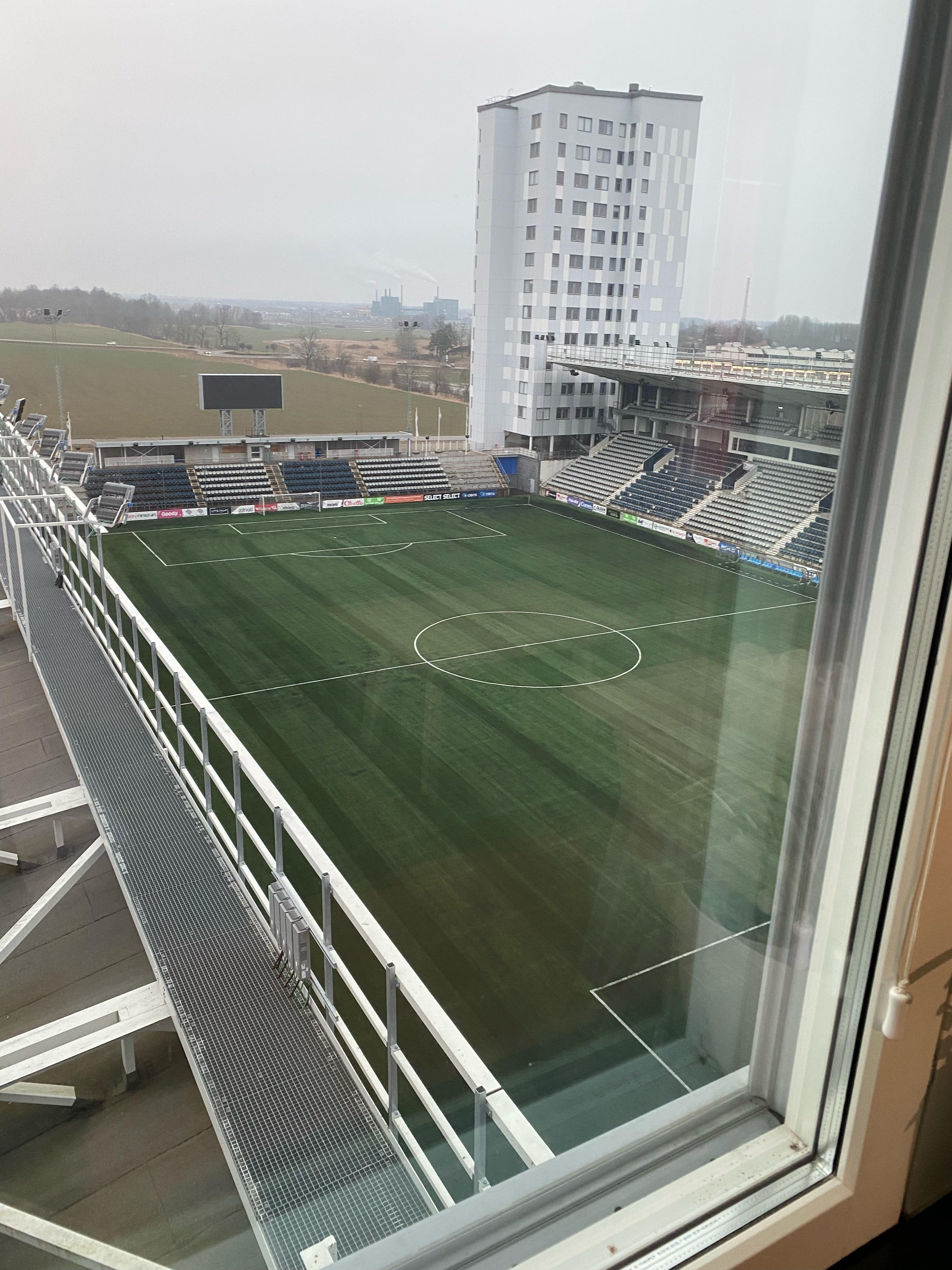 Min man tyckte utsikten var trevlig (fotbollsnörd). Träningen drog igång vid 10:00 på söndagen men inget vi stördes av.