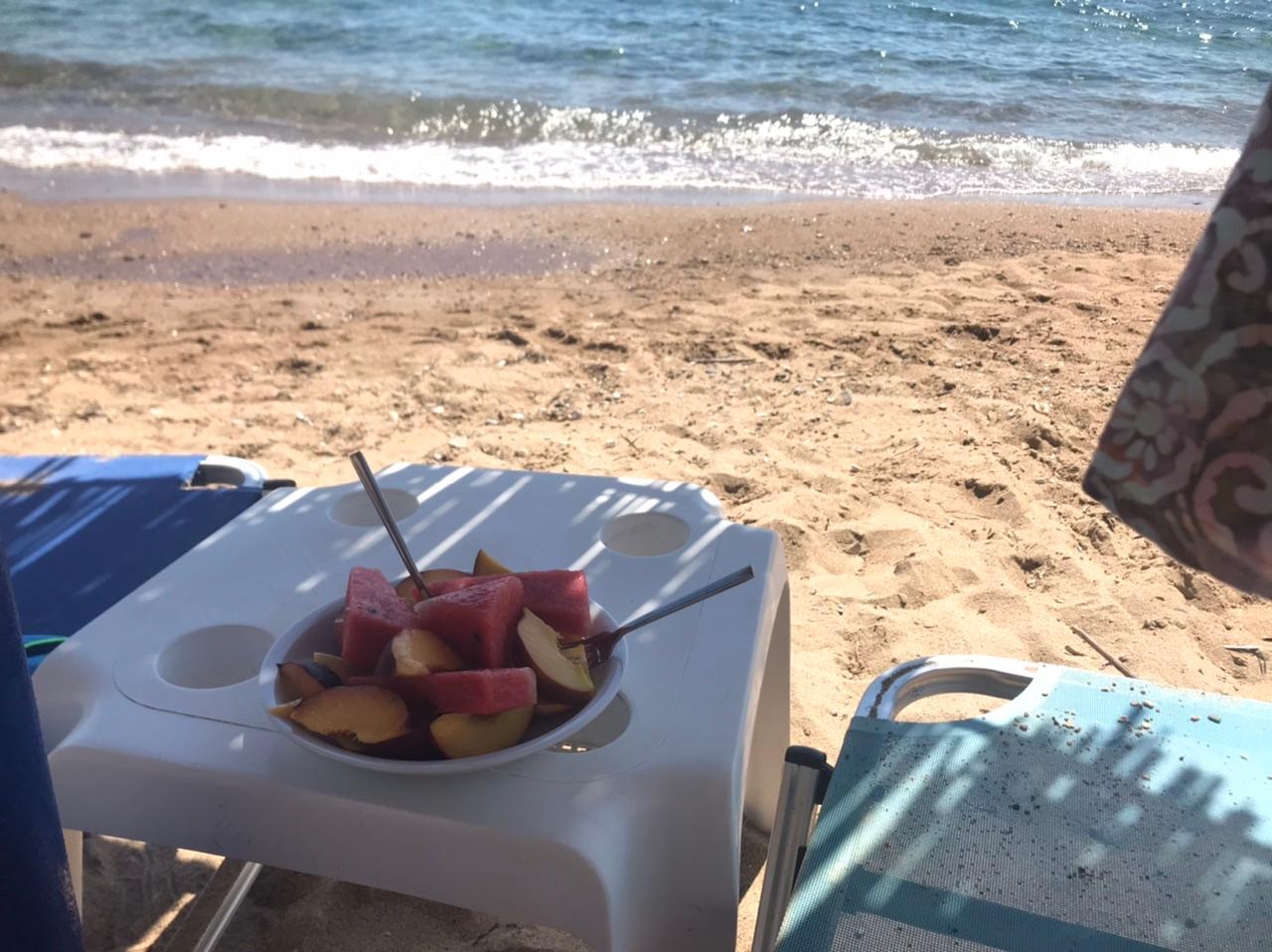 Fruchtsalat serviert am Strand