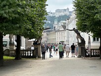 15 minute walk to the sights.