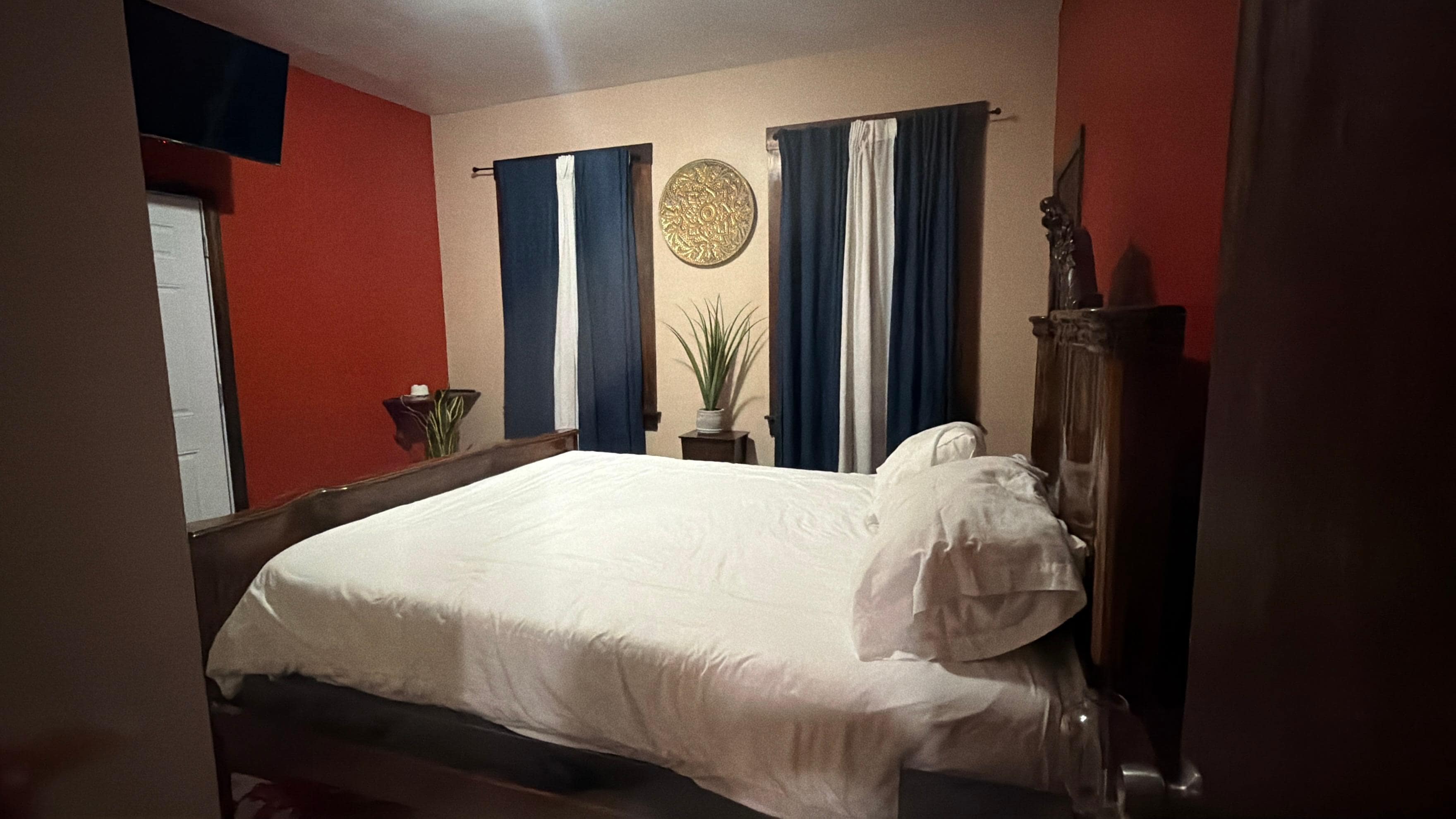 As pictured! Maybe extra blanket in case guests feels cold