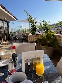 Outdoor portion breakfast seating